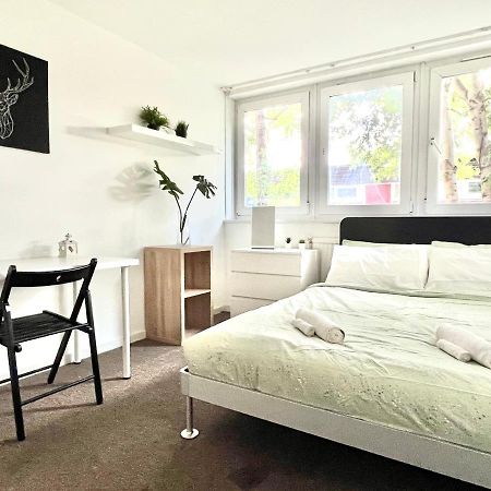 Private Bedrooms In A Flat! Home Away From Home! Shared Bathroom Londres Exterior foto