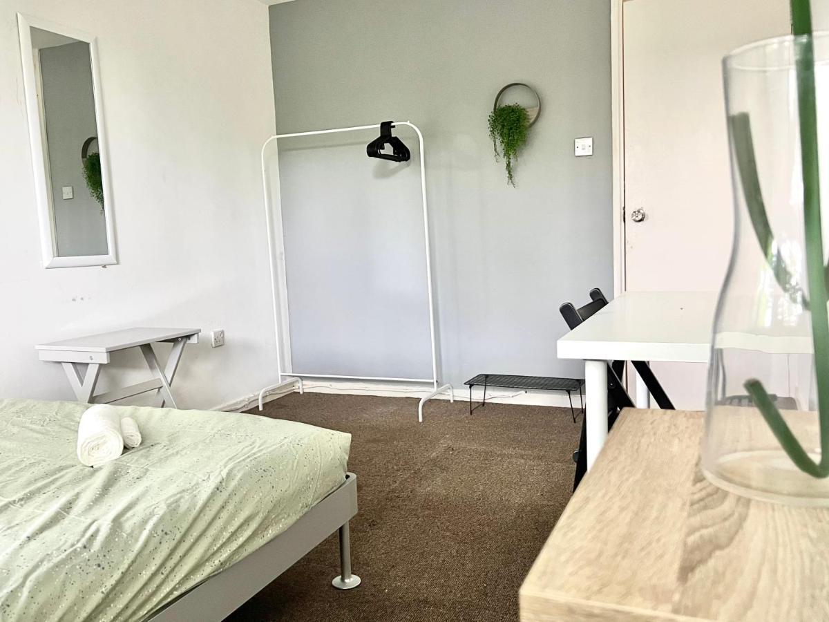Private Bedrooms In A Flat! Home Away From Home! Shared Bathroom Londres Exterior foto